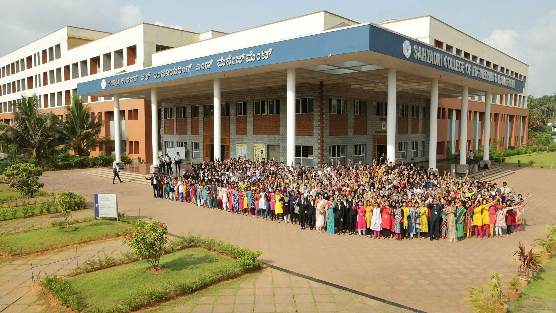 sahyadri college image with students